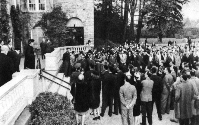 Митинг, посвященный памяти Франклина Д. Рузвельта. Ноябрь 1946 года. У микрофона - вдова покойного президента Элеонора Рузвельт