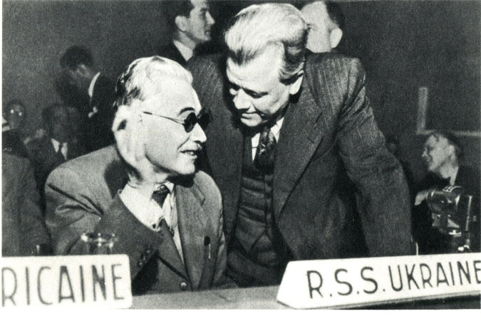 Главы делегаций УССР и БССР беседуют в перерыве между заседаниями третьей сессии Генеральной Ассамблеи ООН