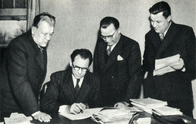 Четвертая сессия Генеральной Ассамблеи ООН. Советский посол в США, делегат СССР А. С. Панюшкин (второй слева) в Лейк-Саксесе. 1949 год
