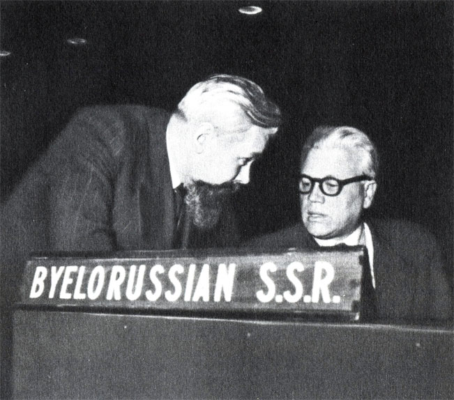 На шестой сессии ООН. Слева: посол СССР во Франции А. П. Павлов. Париж, сентябрь 1951 года