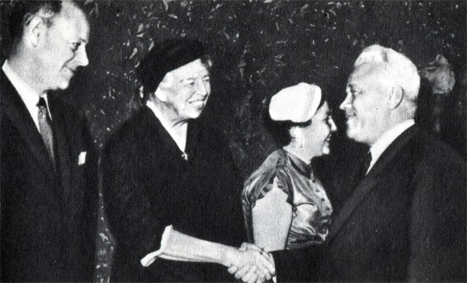 На дипломатическом приеме. Слева: Элеонора Рузвельт. 1950 год