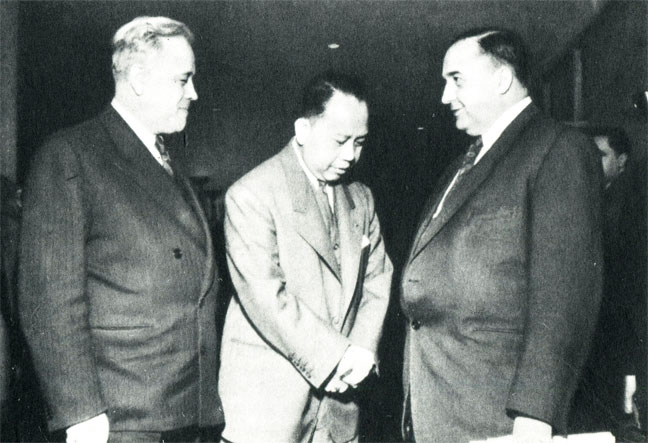 На восьмой сессии Генеральной Ассамблеи ООН. К. В. Киселев и А. М. Барановский беседуют с главой делегации Филиппин генералом Ромуло. 1953 год