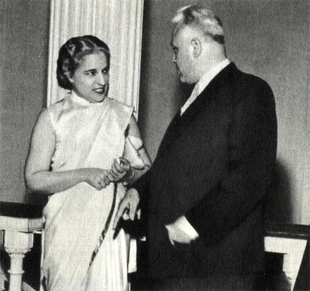Беседа во время приема. Нью-Йорк, 1952 год. Слева г-жа Пандит Неру, посол Индии в Лондоне, член индийской делегации в ООН