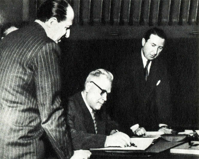 Глава делегации БССР подписывает протокол шестой Конференции по технической помощи ООН. 1954 год