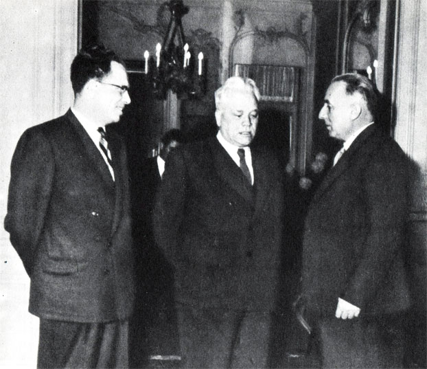 Дружеская беседа советских и болгарских дипломатов. Слева: К. Луканов. Декабрь 1956 года