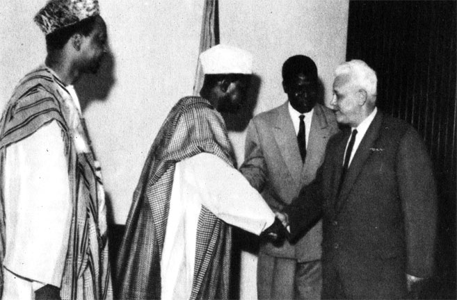 Дружеское рукопожатие с членами гвинейской делегации