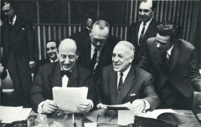 Постоянный представитель США в ООН Эдлай Стивенсон и постоянный представитель СССР в ООН В. А. Зорин (второй справа)