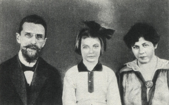 В. В. Воровский с женой и дочерью, 1917 г. Стокгольм