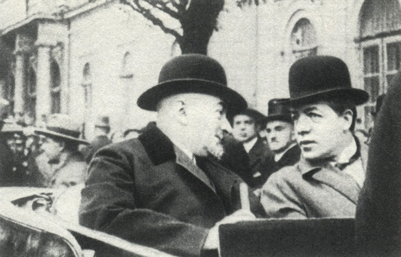 Г. В. Чичерин и П. Л. Войков беседуют во время поездки по Варшаве. 1925 г.