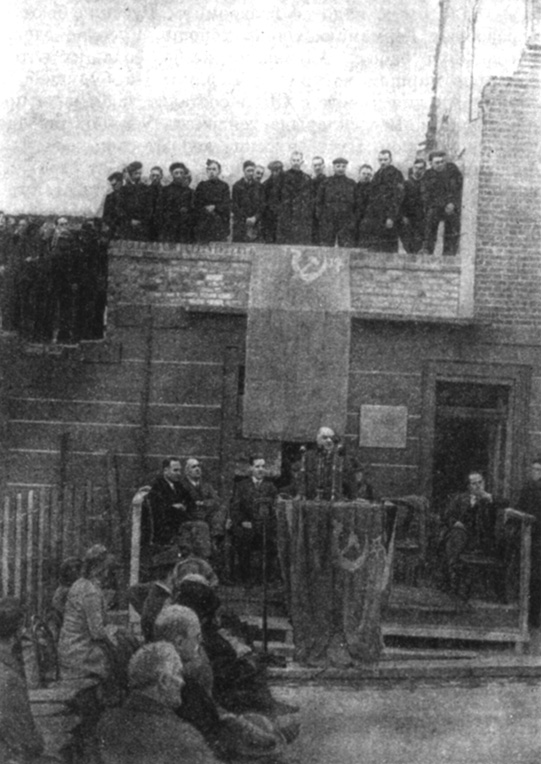 Открытие мемориальной доски на доме, где в 1902-1903 гг. жил В. И. Ленин. На трибуне И. М. Майский, первый слева в углу Гарри Поллит