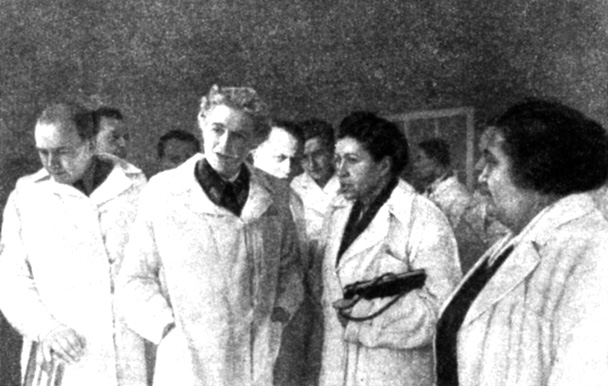Миссис Черчилль (вторая слева) во время посещения госпиталя в Ленинграде