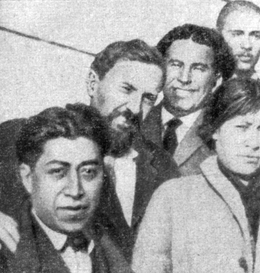 Рис. 2. С. С. Пестковский и Давид Альфаро Сикейрос (слева). Мехико. 1925 г.
