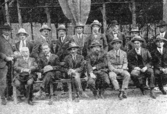 Рис. 3. С. С. Пестковский (сидит в центре) с советскими ботаниками и мексиканскими учеными. Мехико. 1925 г.