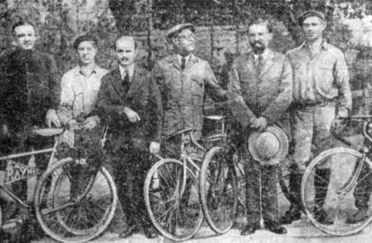 Рис. 4. С. С. Пестковский и Л. Я. Хайкис с советскими велосипедистами А. Г. Князевым (второй слева) и И. М. Фрейдбергом (крайний справа). Мехико. 1926 г.