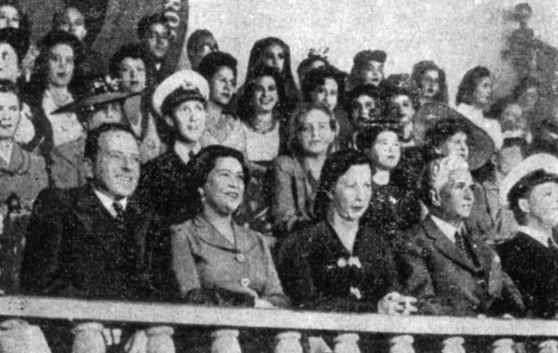 Рис. 13. К. А. Уманский (слева, в первом ряду) с женой на народном празднике в Мехико. Второй справа - Эриберто Хара